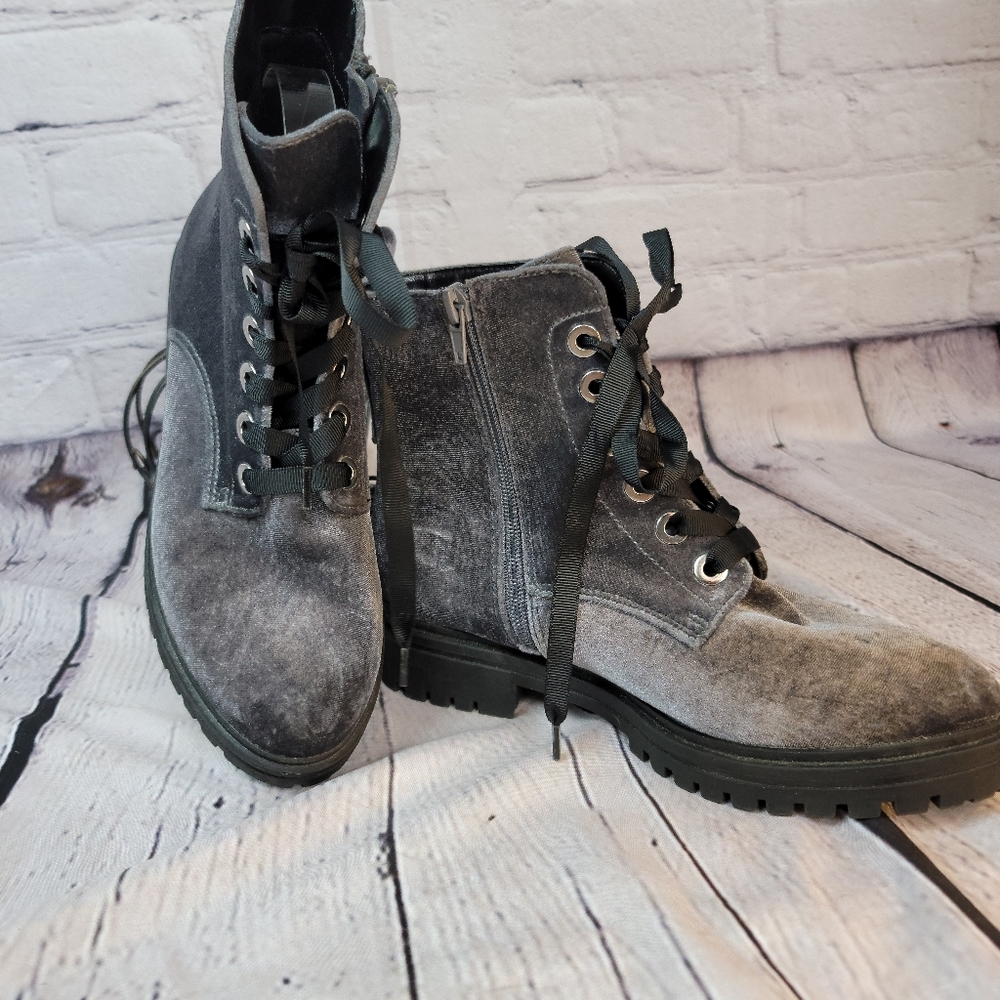 MOSSIMO RIHANNA GRAY VELVET DOUBLE LACE ROUND TOE LACE-UP ANKLE BOOTS SZ…
